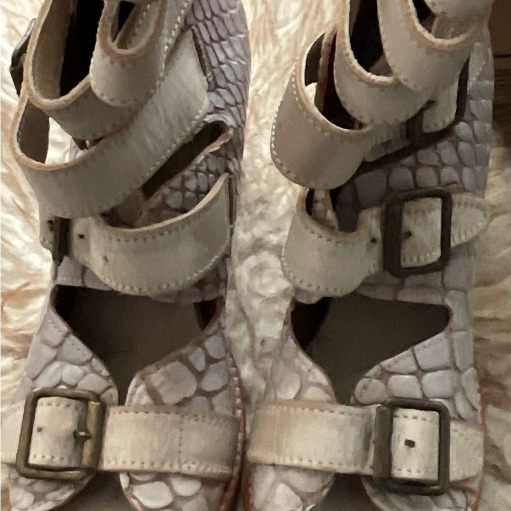 New! Never Worn! Freebird by Steven Taupe Bond Multi-Strap Buckle Sandals